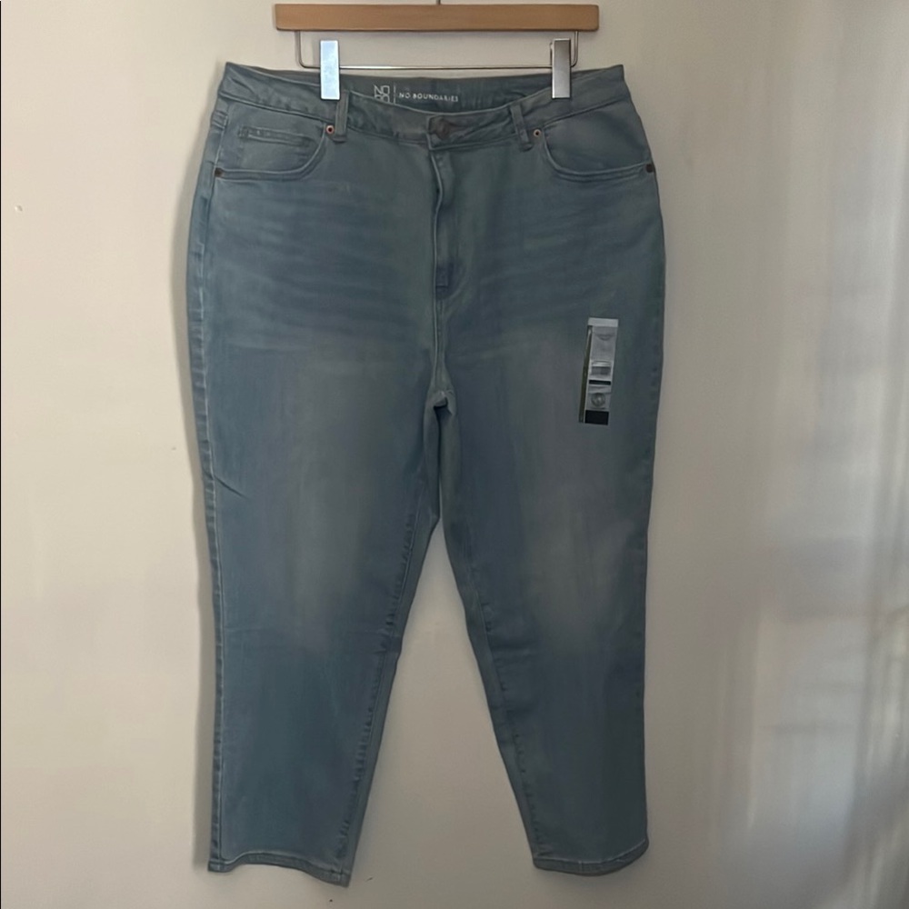 No Boundaries high-rise mom jean